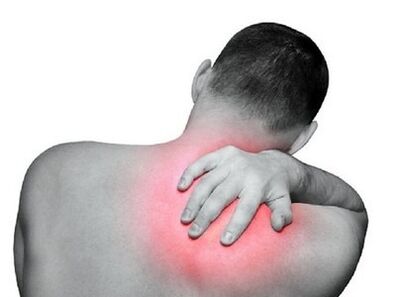 Pain in the right shoulder blade in a man