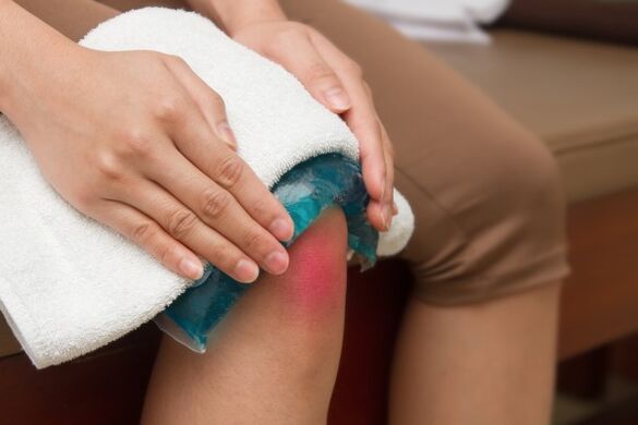 Therapeutic poultice on the knee joint to relieve pain