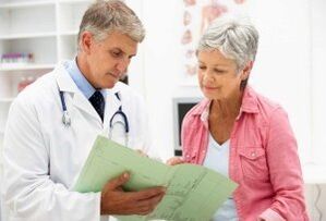 A woman with arthritis at the appointment of a doctor