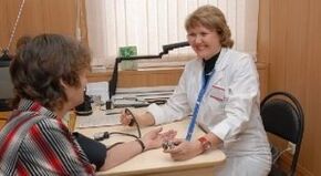 Measuring blood pressure at the appointment of a doctor